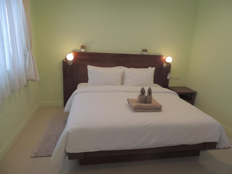 Bed, Bedroom, towels