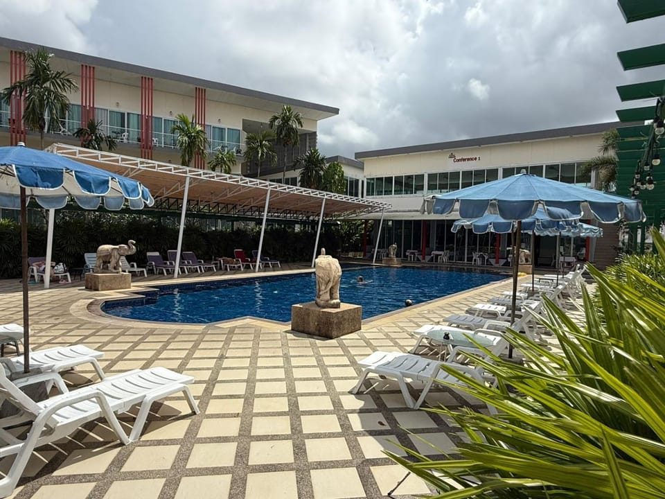 Property building, Day, Pool view, Swimming pool, sunbed
