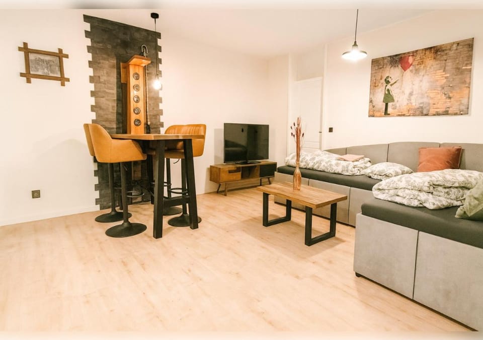 Communal lounge/ TV room, TV and multimedia, Living room, Seating area, Evening entertainment
