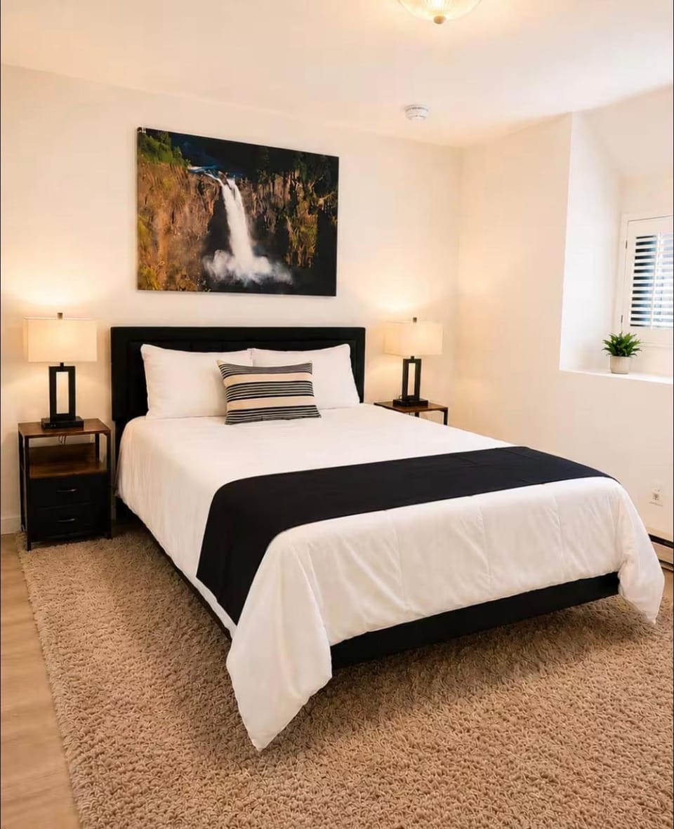 Capitol Hill 2BR with Free Parking, Private Balcony, Walk to Subway Apartment in South Lake Union