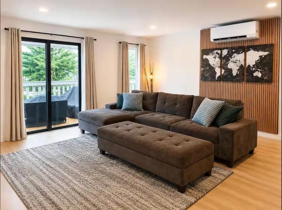 Capitol Hill 2BR with Free Parking, Private Balcony, Walk to Subway Apartment in South Lake Union
