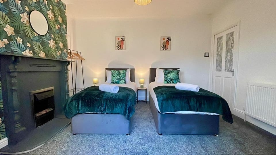 Large Contractor House - 6 Bedrooms - 10 BEDS - Free Private Parking House in Middlesbrough