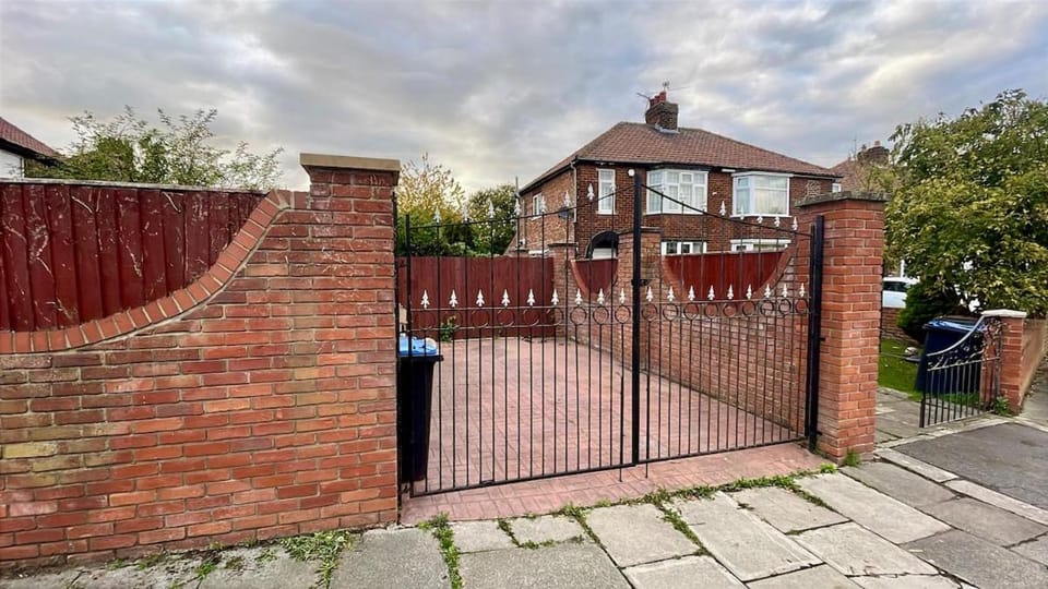 Large Contractor House - 6 Bedrooms - 10 BEDS - Free Private Parking House in Middlesbrough