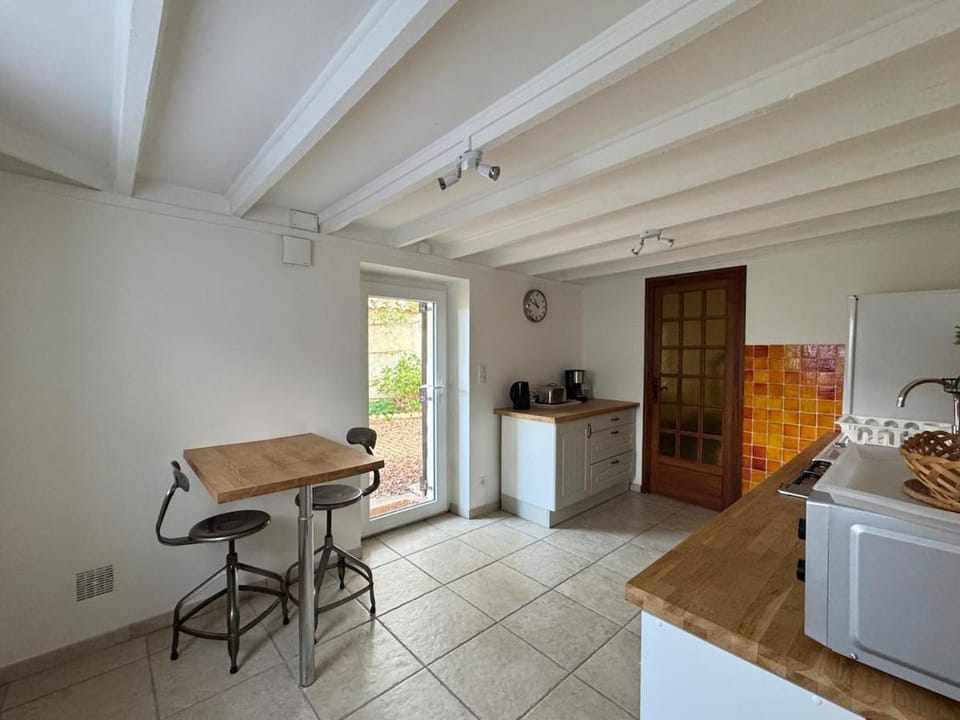 Kitchen or kitchenette, Dining area, oven
