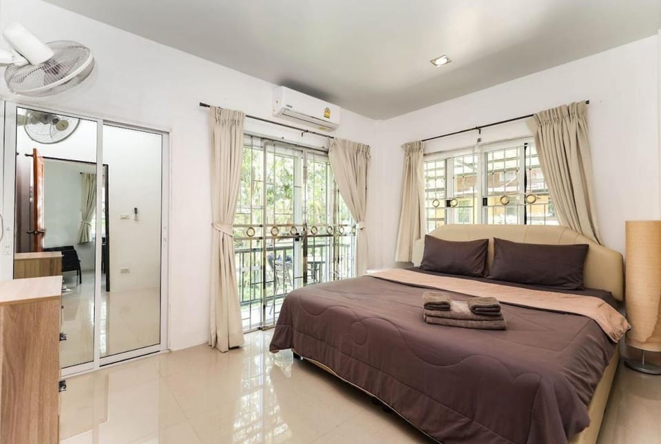 TV and multimedia, Photo of the whole room, Bedroom, air conditioner