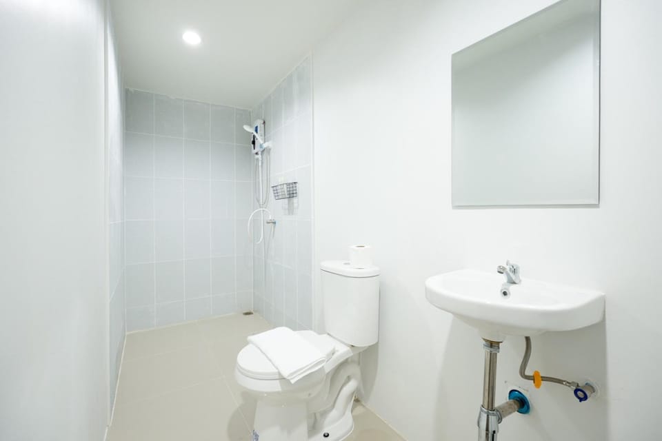 Shower, Toilet, Bathroom, bidet, towels
