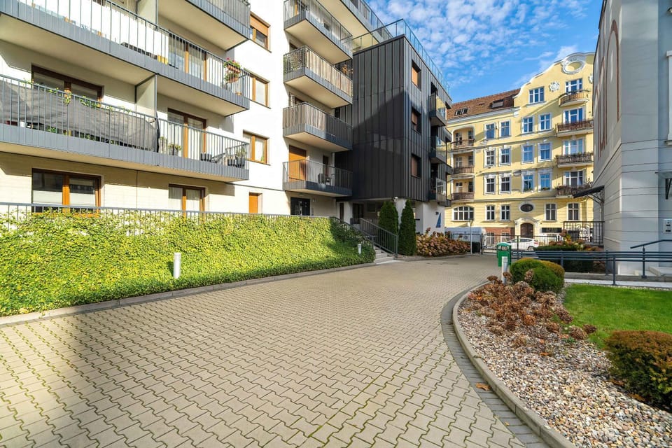 Property building, Day, Neighbourhood, City view, Street view, Location