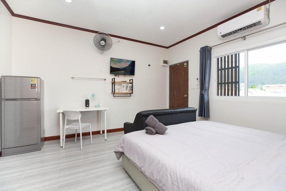 Bed, TV and multimedia, Photo of the whole room, internet