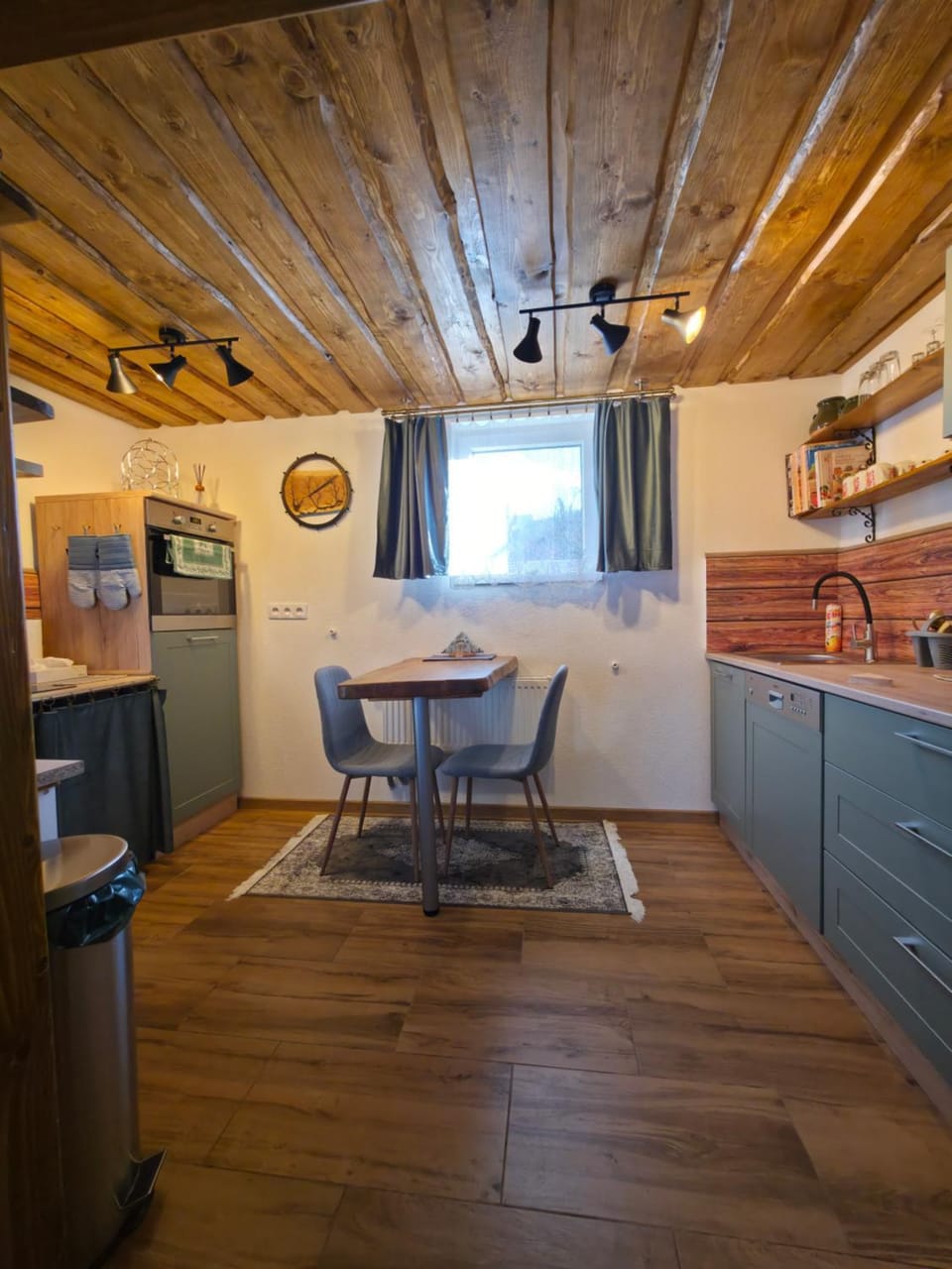 Kitchen or kitchenette, oven, stove