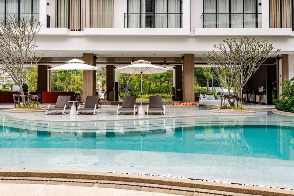 Pool view, Swimming pool, sunbed