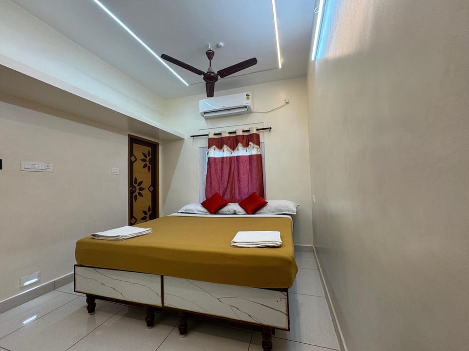 Bed, Photo of the whole room, Bedroom, air conditioner