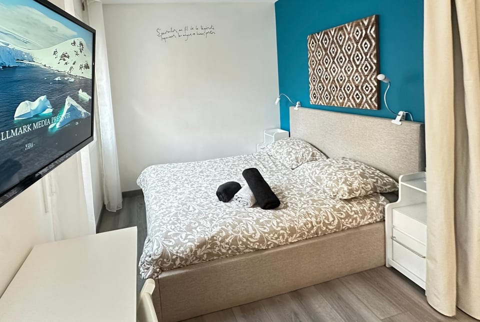 Bed, TV and multimedia, Photo of the whole room, Bedroom