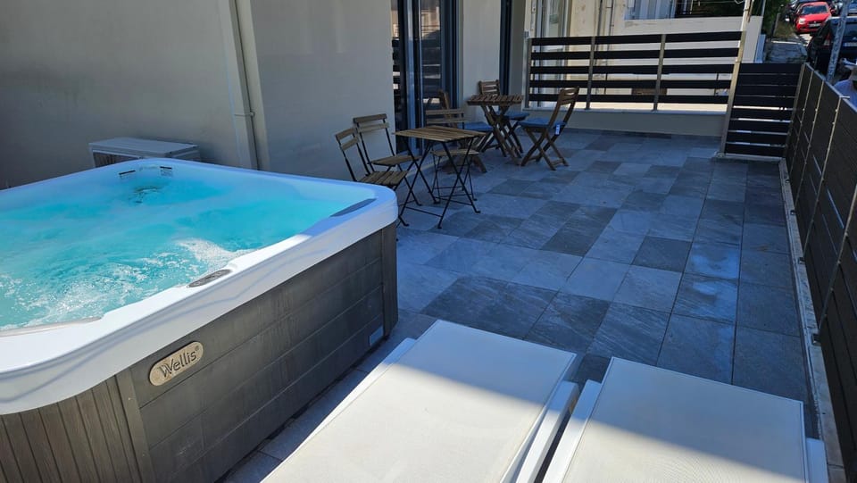 Patio, Day, Natural landscape, Hot Tub, View (from property/room), Balcony/Terrace, Pool view