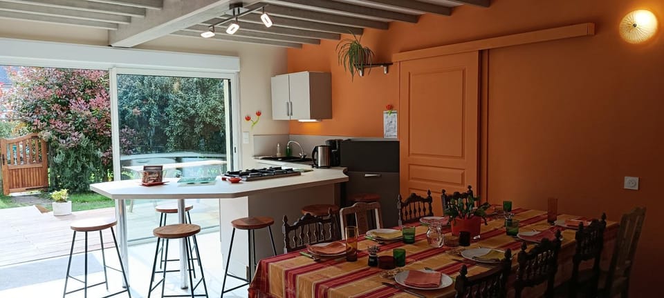 Kitchen or kitchenette, Dining area, oven, pet friendly, stove