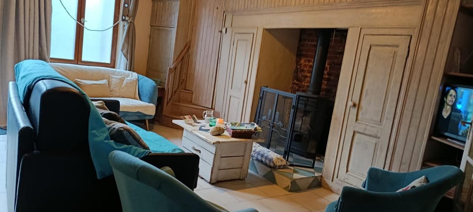 Bed, TV and multimedia, Living room, Photo of the whole room, Seating area, Bedroom