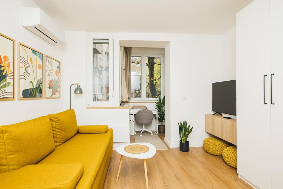 Communal lounge/ TV room, TV and multimedia, Living room, Seating area, Evening entertainment, air conditioner
