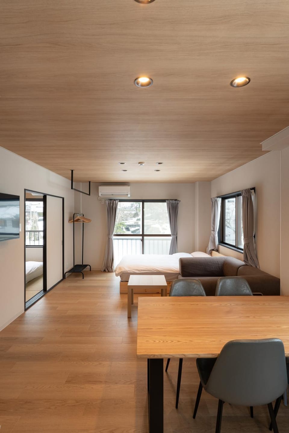 Bed, TV and multimedia, Living room, Photo of the whole room, Seating area, Dining area, Bedroom