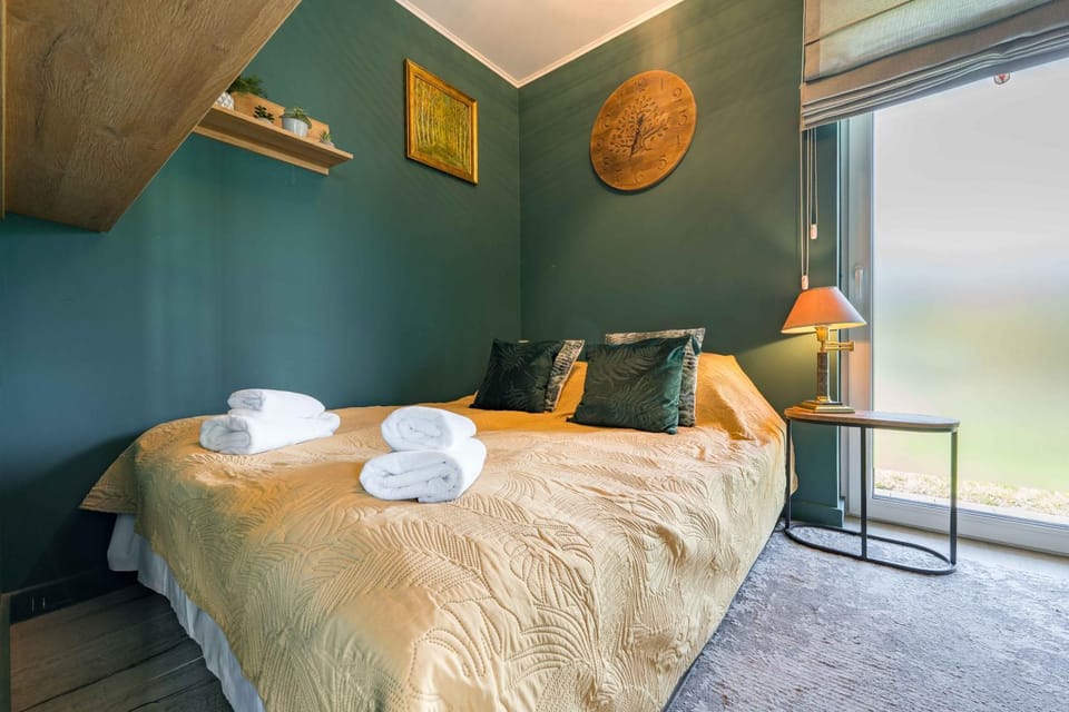 Bed, Bedroom, towels
