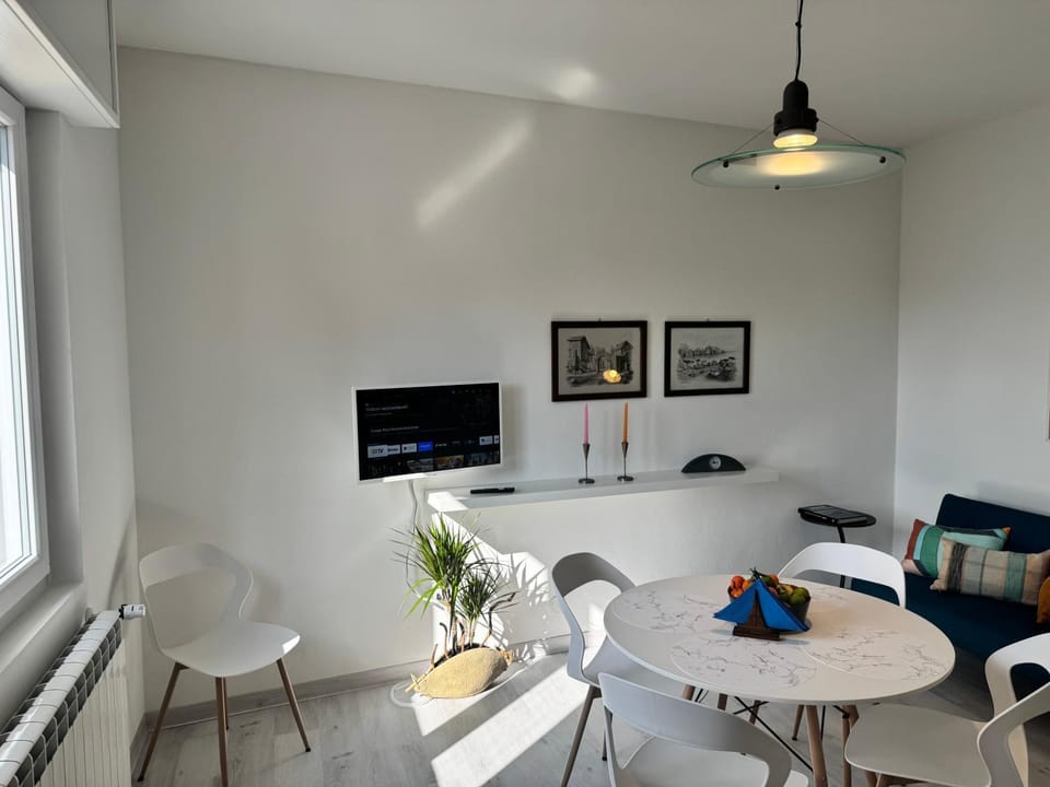 TV and multimedia, Living room, Seating area, Dining area