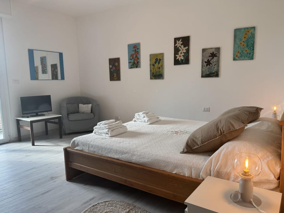 Bed, Photo of the whole room, Bedroom, towels