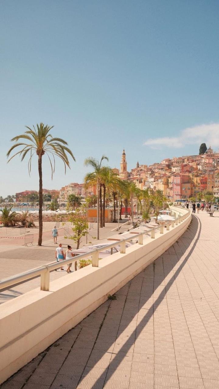 LA PLAGE Studio Proche plage Centre Climatisation House in Menton