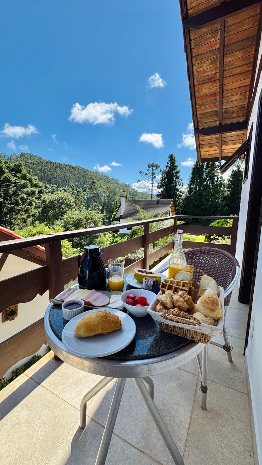 View (from property/room), Balcony/Terrace, Dining area, Mountain view, Breakfast, Continental breakfast