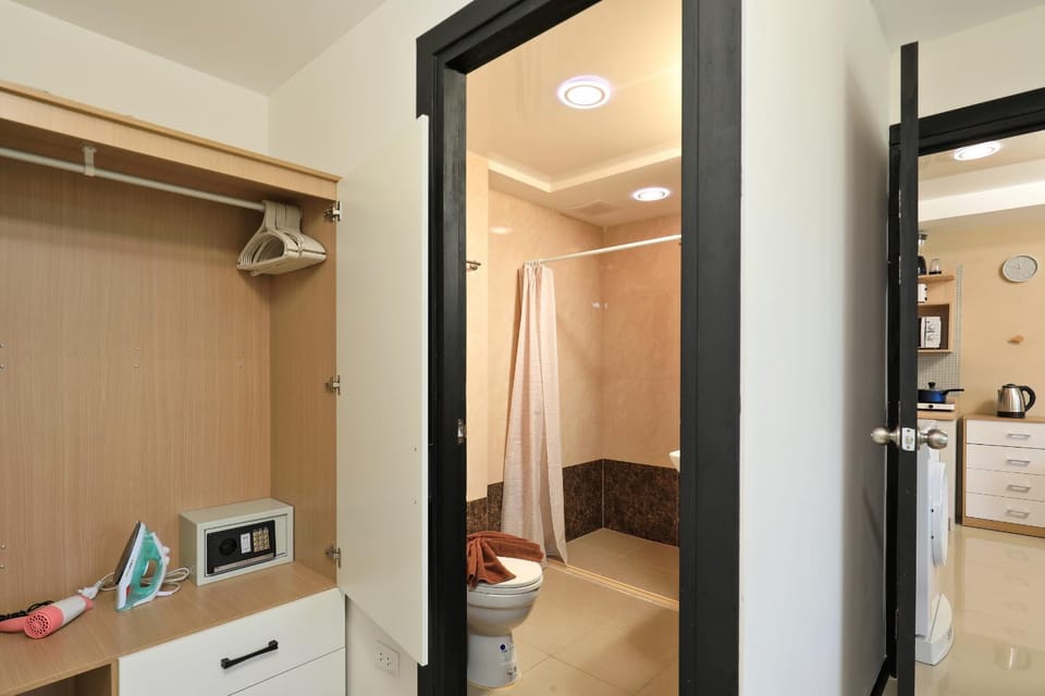 Shower, Toilet, Bathroom, wardrobe