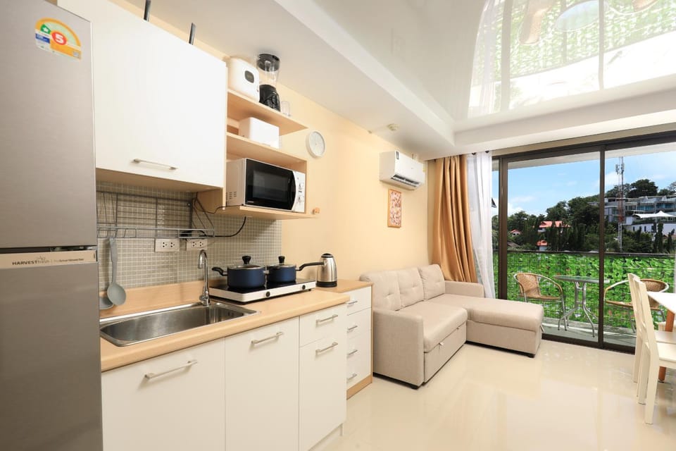 Coffee/tea facilities, View (from property/room), Balcony/Terrace, Kitchen or kitchenette, Living room, microwave, stove