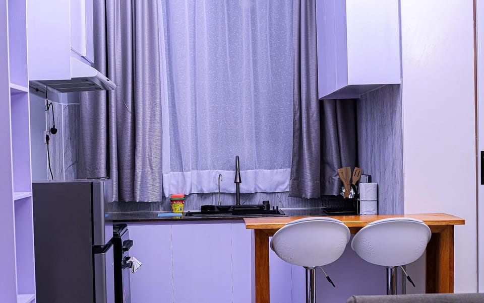 Kitchen or kitchenette, Dining area, minibar, oven, stove