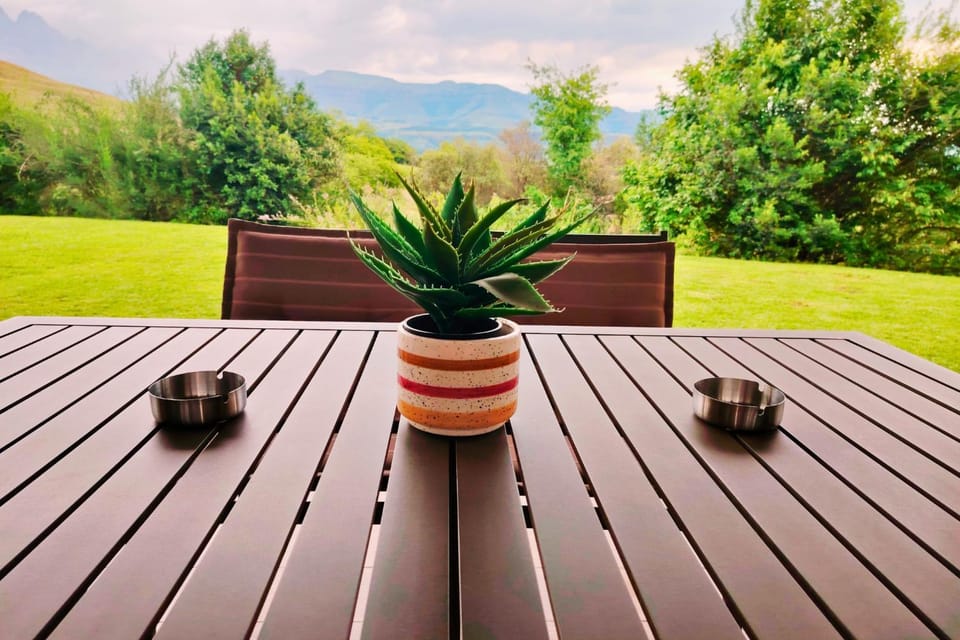 Patio, Patio, Spring, Day, Natural landscape, Garden, Seating area, Dining area, Garden view, Mountain view