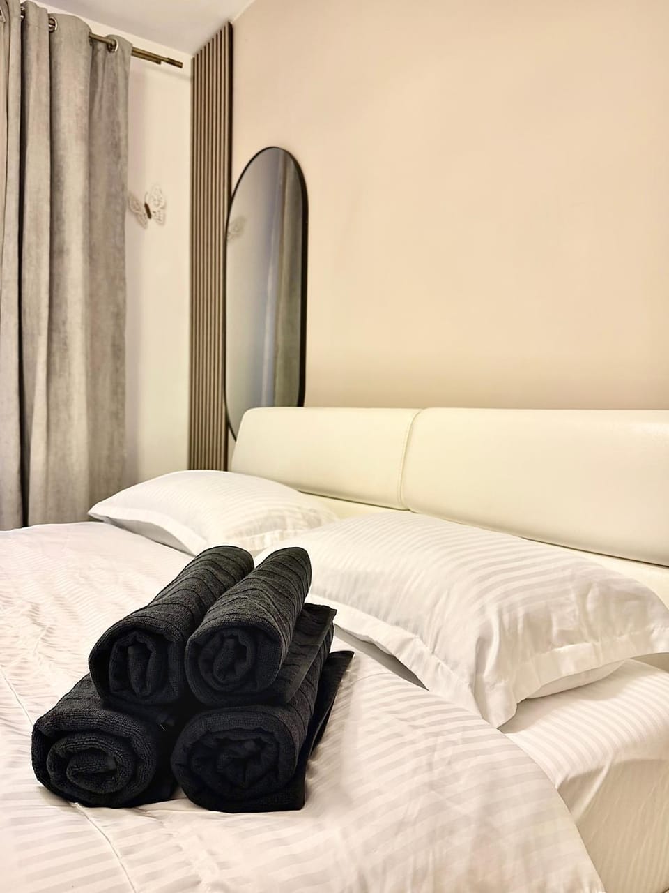 Bed, towels