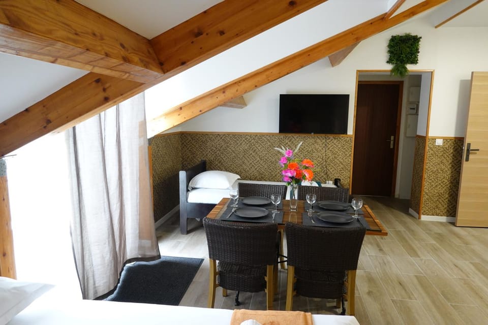 TV and multimedia, Seating area