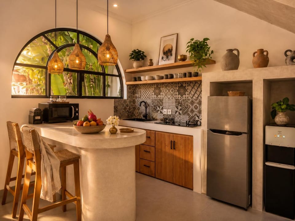 Coffee/tea facilities, Kitchen or kitchenette, stove