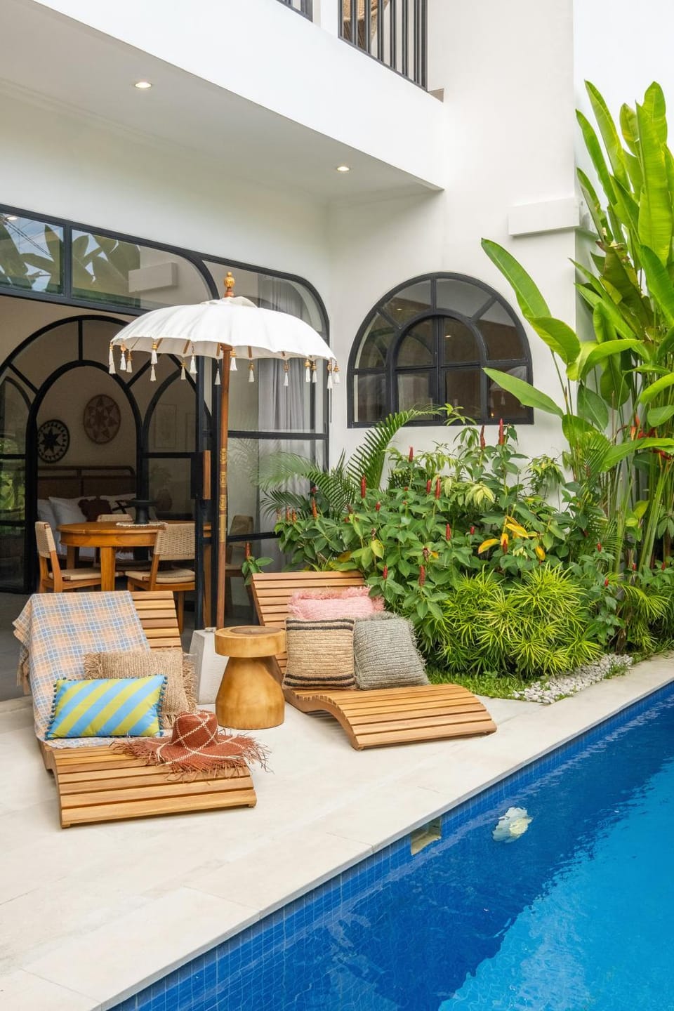 Property building, Patio, Day, Garden, Garden view, Pool view, Swimming pool, sunbed