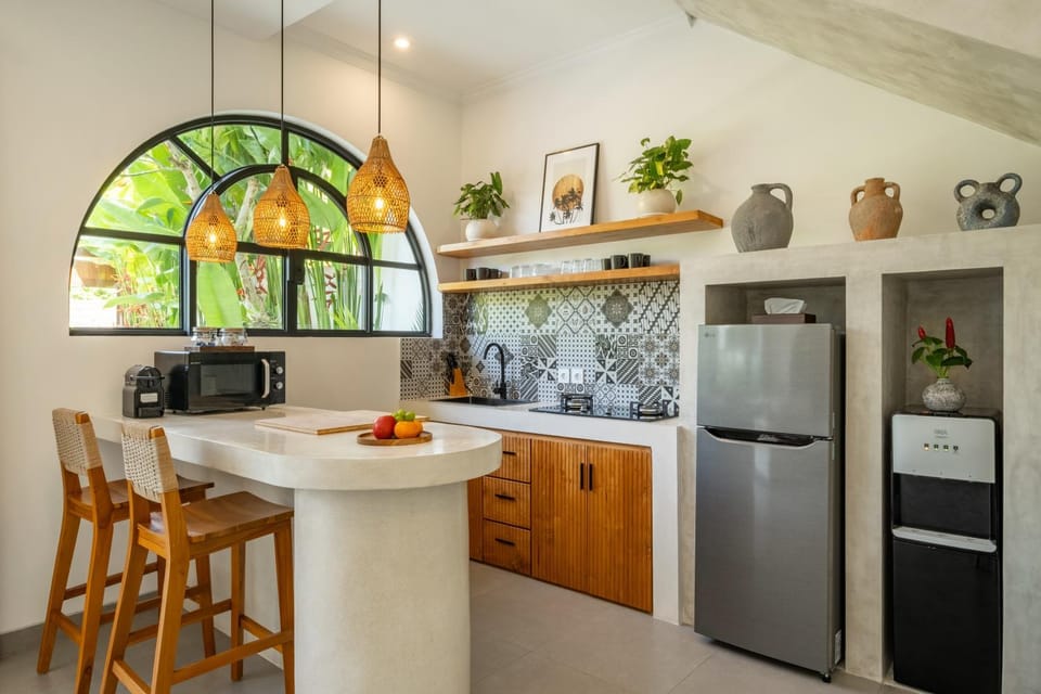 Kitchen or kitchenette, Dining area, stove