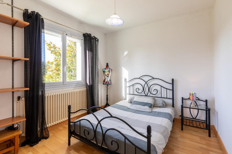 Photo of the whole room, Bedroom