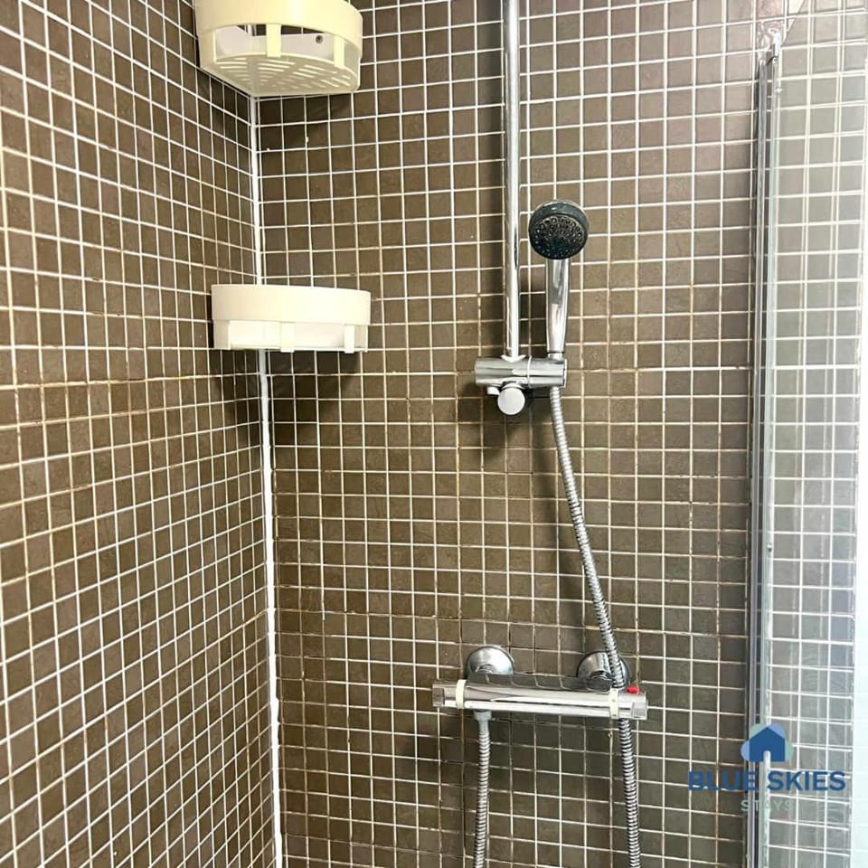 Sun House By Blue Skies Stays House in England