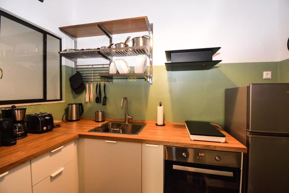 Kitchen or kitchenette, oven, toaster