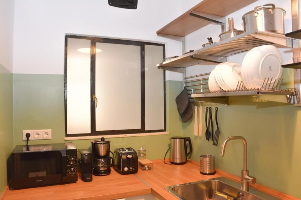 Coffee/tea facilities, Kitchen or kitchenette, stove, toaster