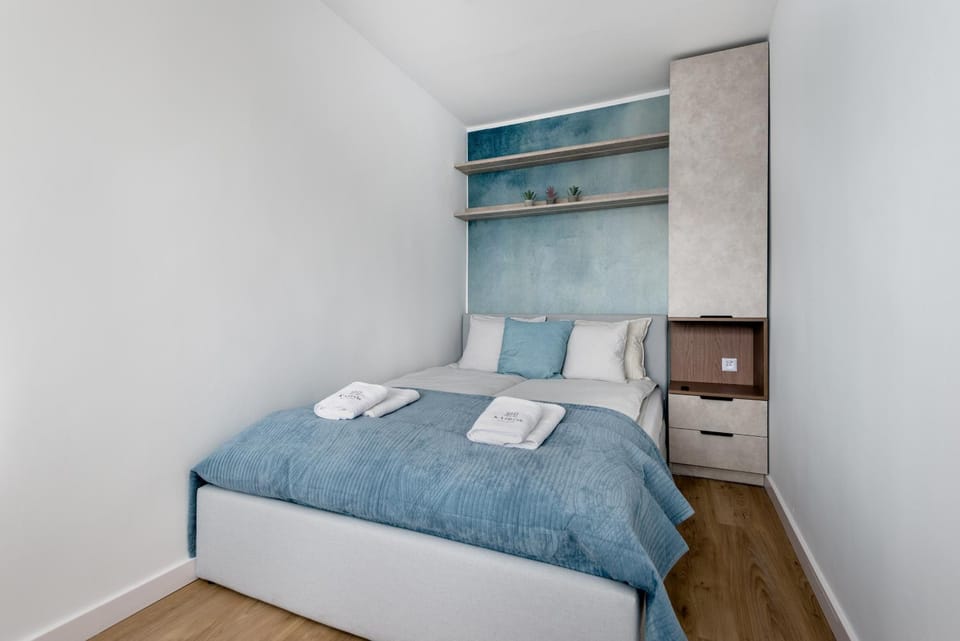 Photo of the whole room, Bedroom, wardrobe