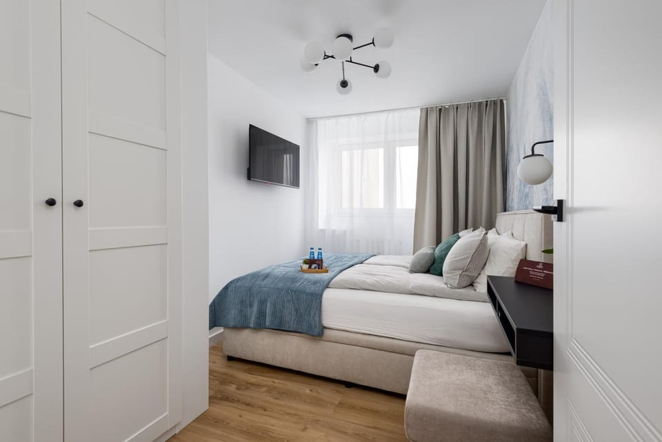 Bed, TV and multimedia, Bedroom, wardrobe