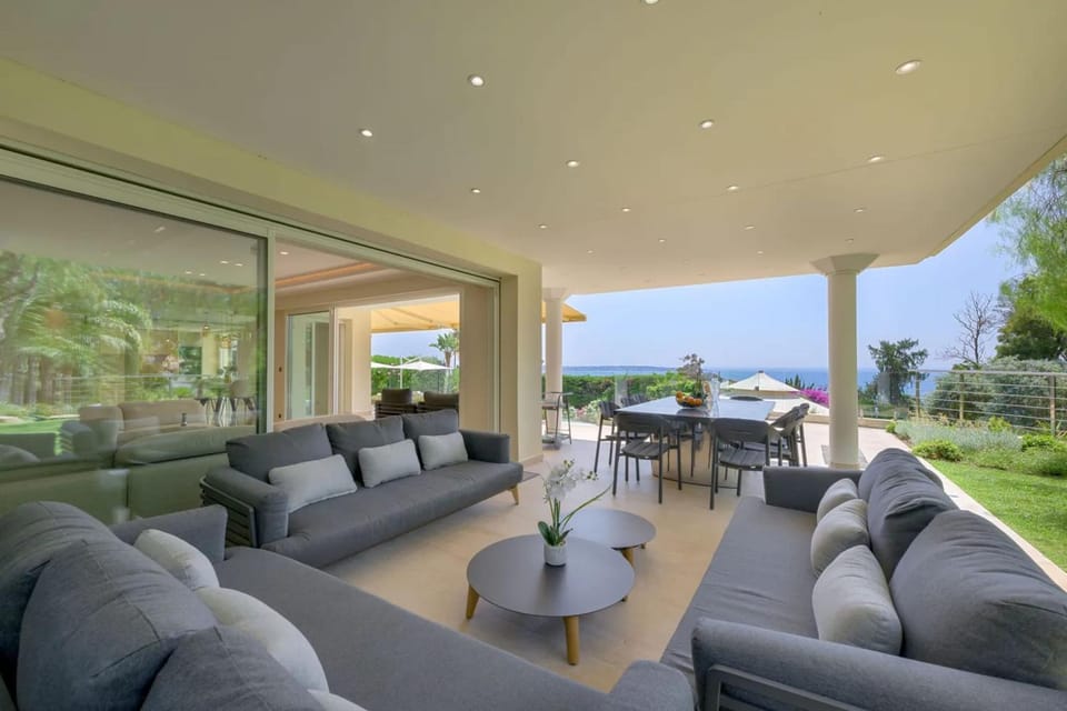 Large house with pool and sea view in Vallauris House in Antibes