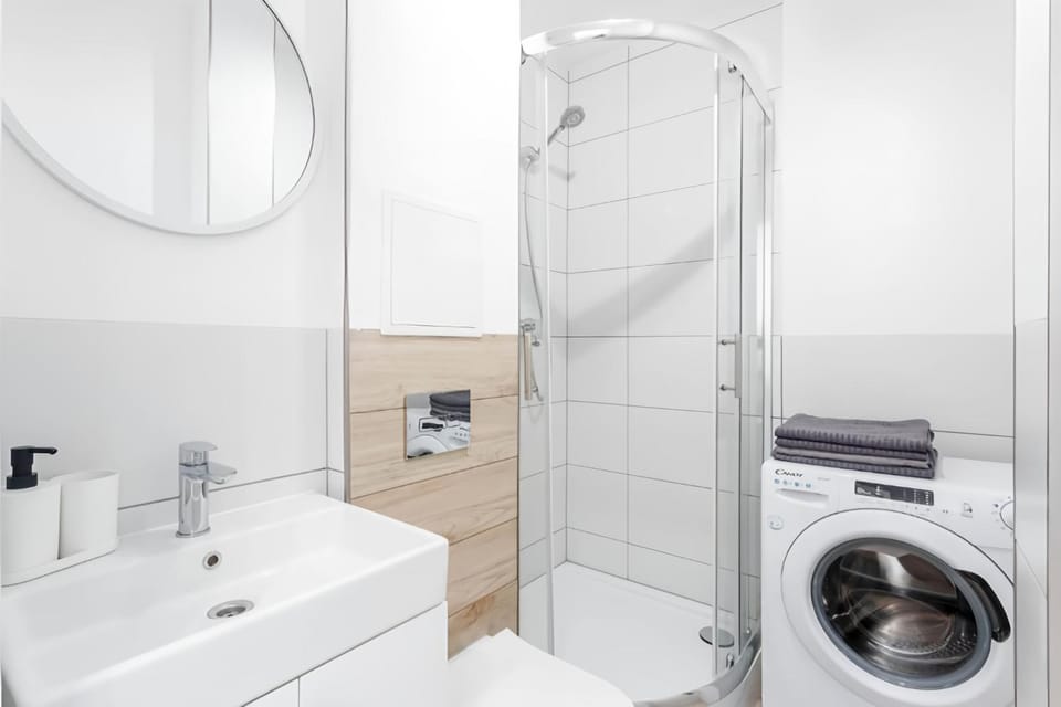 Shower, Bathroom, towels, washing machine