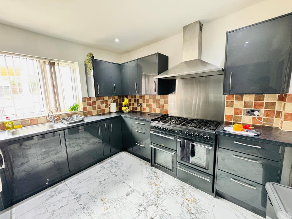 3 bedroom house sleeps 5 free parking long stay discounts House in Leicester