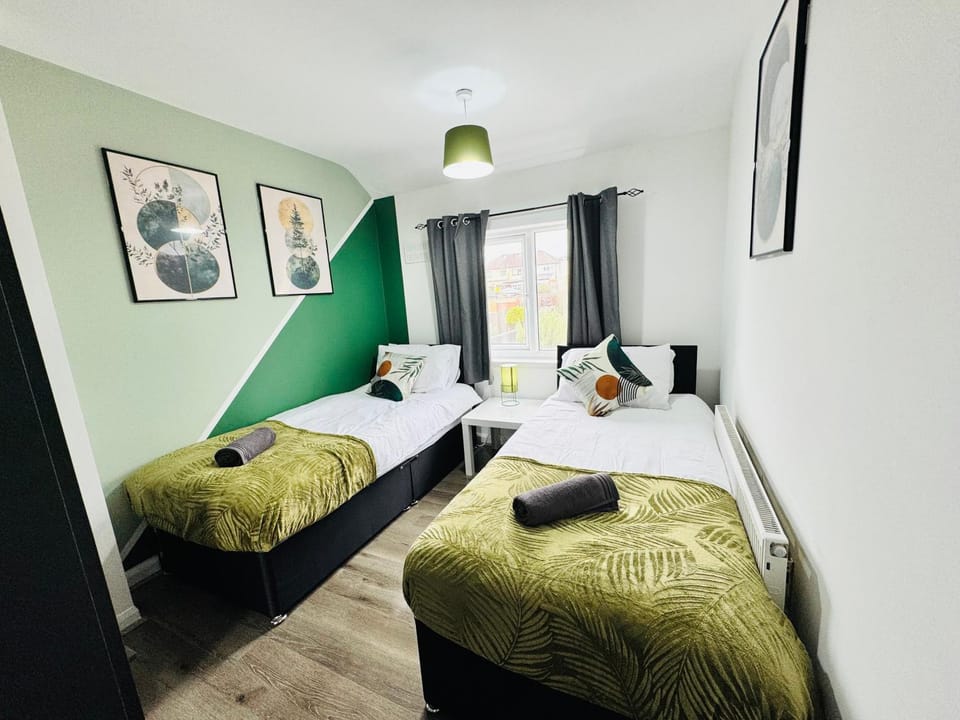 3 bedroom house sleeps 5 free parking long stay discounts House in Leicester