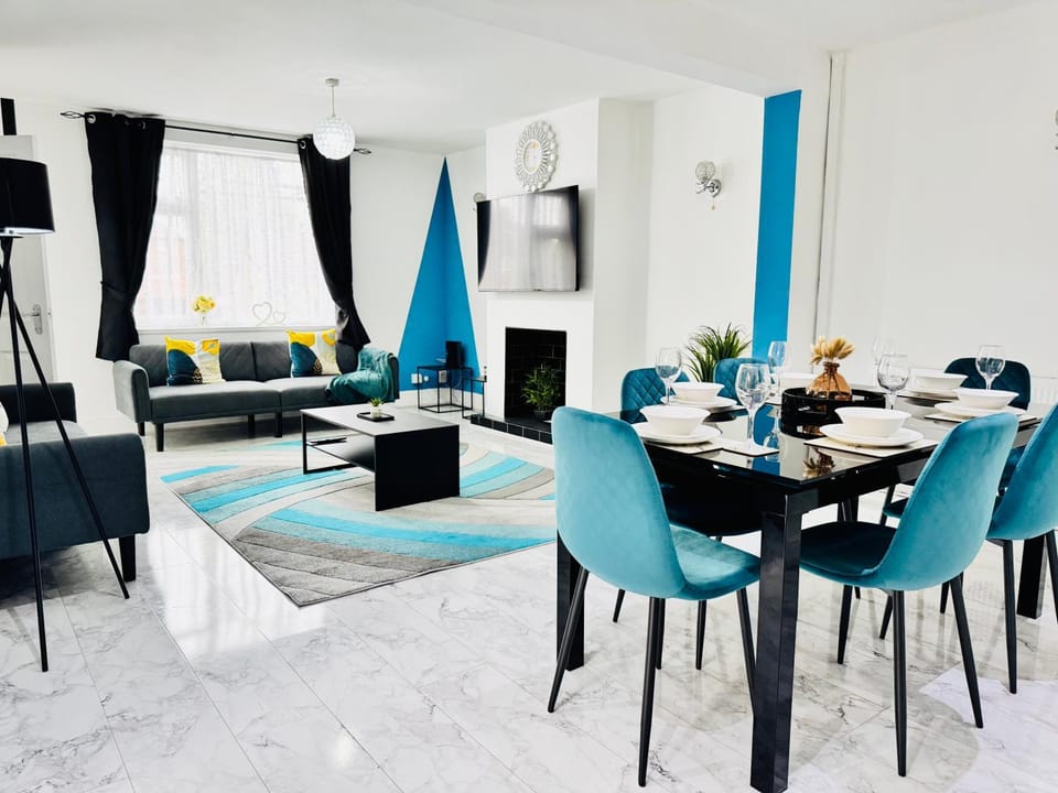 3 bedroom house sleeps 5 free parking long stay discounts House in Leicester
