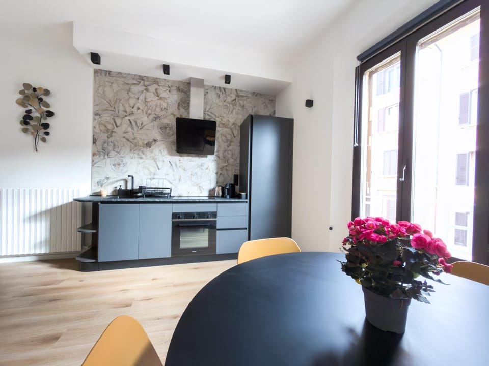 Kitchen or kitchenette, Dining area