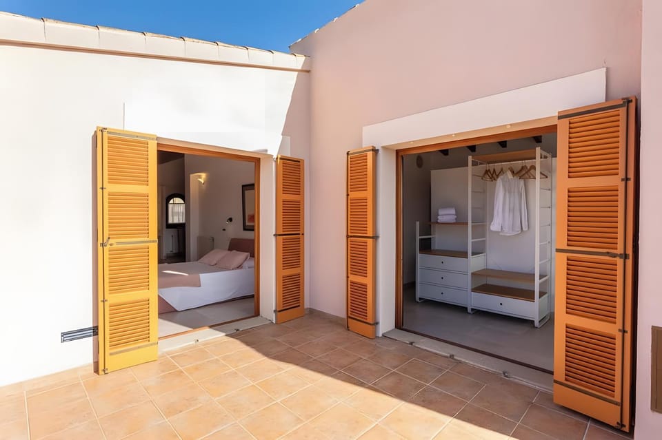Property building, Living room, Bedroom