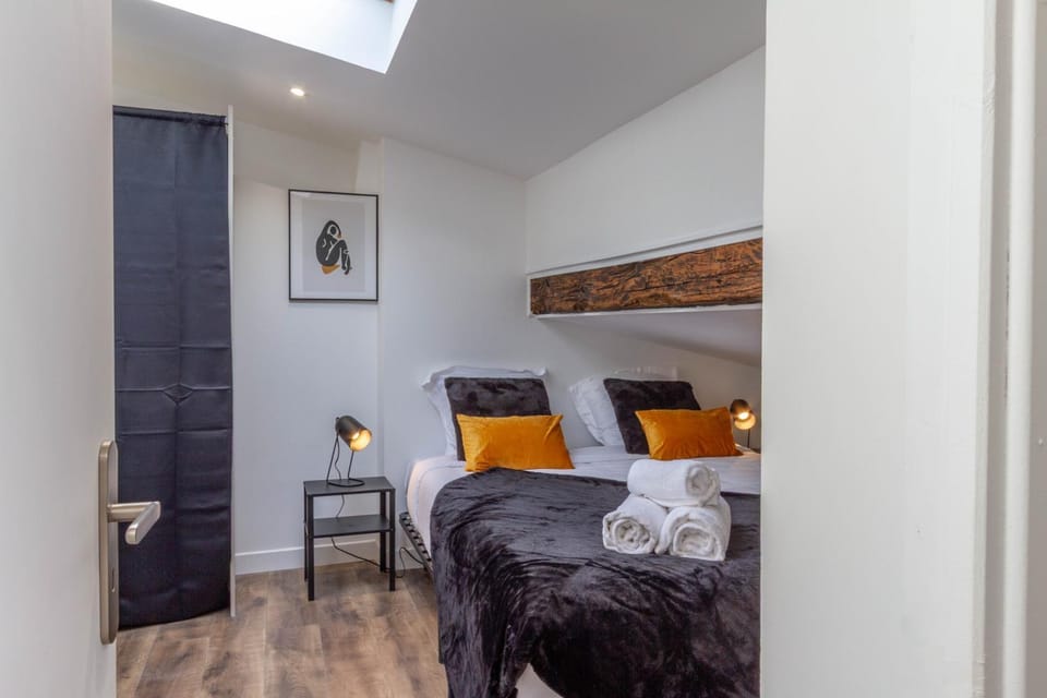 Bed, Bedroom, towels