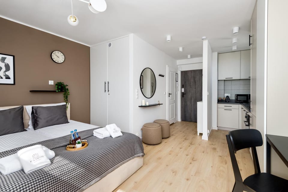 Facade/entrance, Bed, Kitchen or kitchenette, Bedroom, microwave, towels